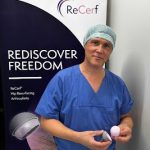 Dr. Alexander Moser, Hüftspezialist in Berlin, präsentiert den innovativen Keramik-Oberflächenersatz ReCerf nach erfolgreicher Implantation – moderne Hüftchirurgie und orthopädische Expertise