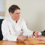 Hüftspezialist Dr. Alexander Moser erklärt die Vorteile des Keramik Oberflächenersatz der Hüfte im Vergleich zu dem Metall Oberflächenersatz der Hüfte